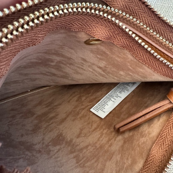 Old navy Triple compartment crossbody bag - Picture 7 of 11